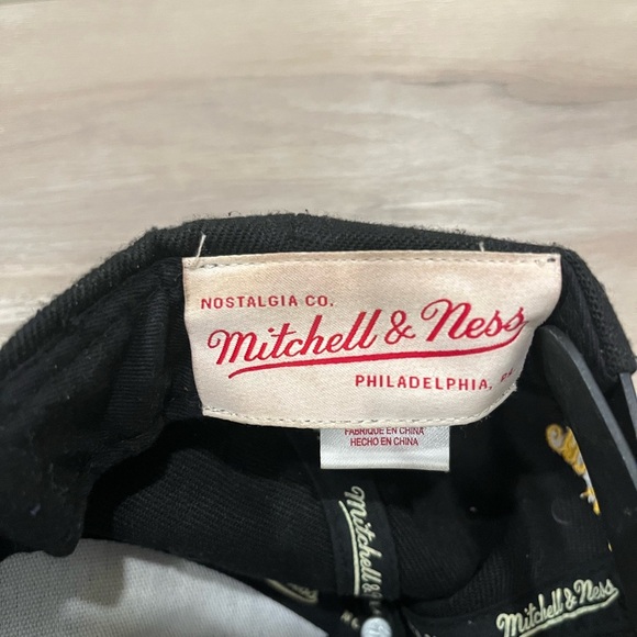 Mitchell & Ness Los Angeles Lakers Core Basic HWC Black Adjustable Snapback Hat - Picture 6 of 6